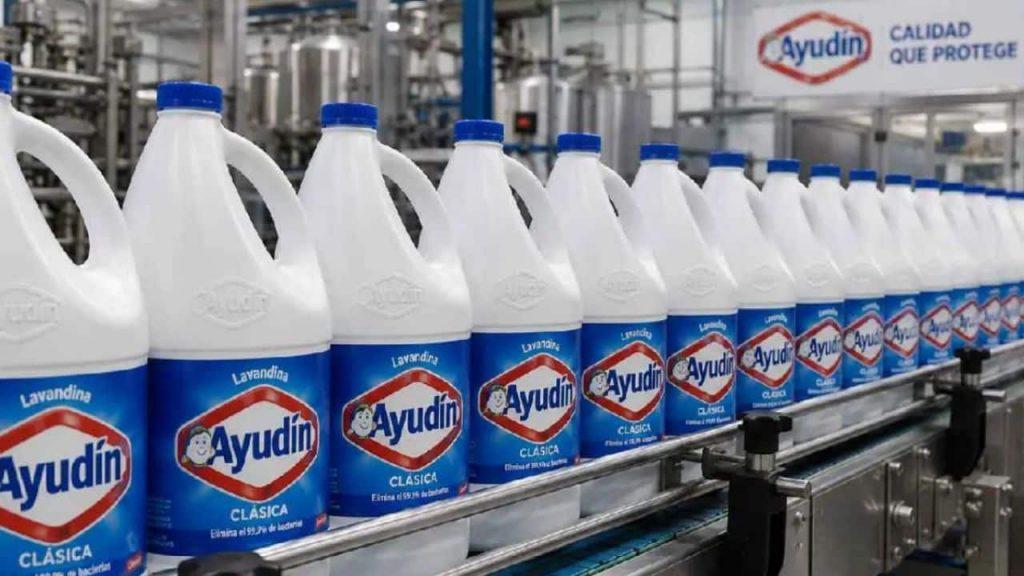 más de 10 botellas de ayudín en fila en una máquina transportadora