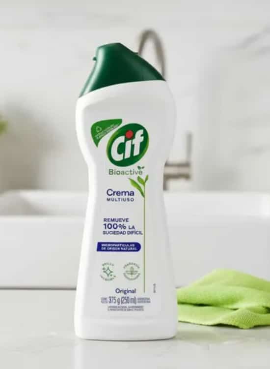 una botella de cif crema apoyada sobre una mesa