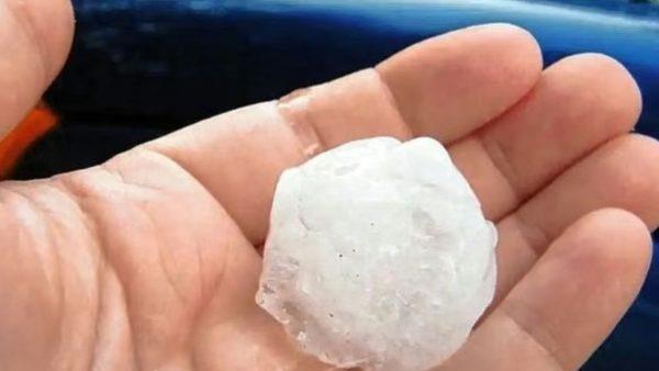 una mano sostiene una bola de granizo