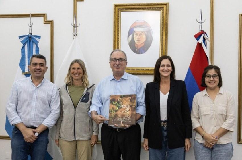 El gobernador Hugo Passalacqua mantuvo un encuentro con representantes de Fundación Rewilding Argentina