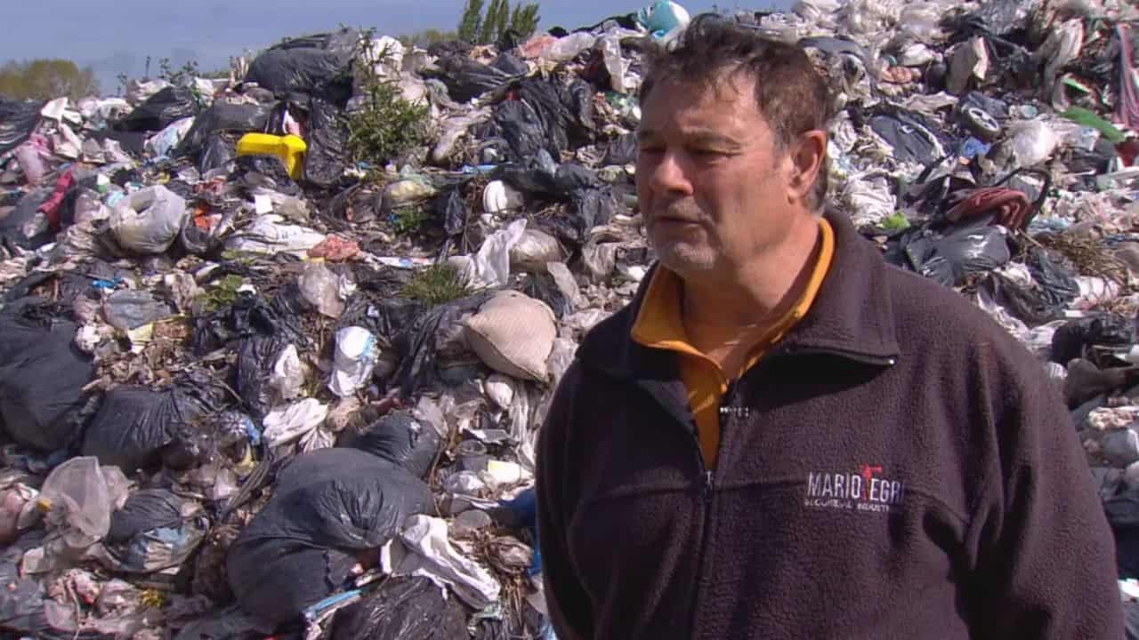 Mario Negri, gestor ambiental y vecino de Miramar, frente al basural a cielo abierto de General Alvarado
