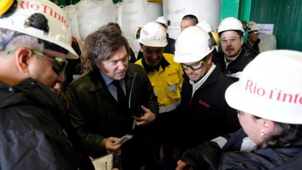 Javier Milei interactuando con trabajadores de la nueva planta en Río Tinto en Catamarca