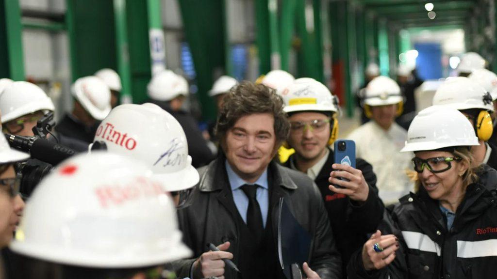 Javier Milei rodeado de trabajadores de la nueva planta en Catamarca y sacándose fotos con ellos