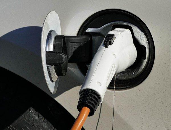 primera plano de un cargador eléctrico de autos.