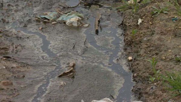 Líquidos contaminantes acumulados en el suelo cerca del basural a cielo abierto de Miramar, con riesgo de filtración al terreno