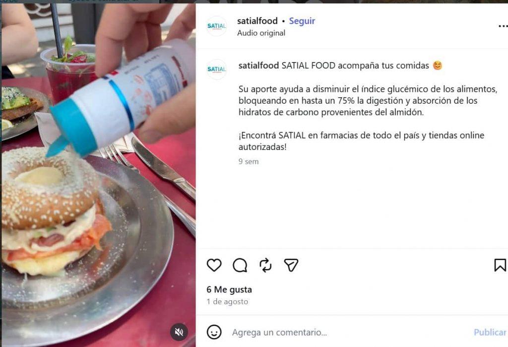 Publicación de Instagram de Satial Food que muestra un envase del suplemento espolvoreándose sobre una hamburguesa