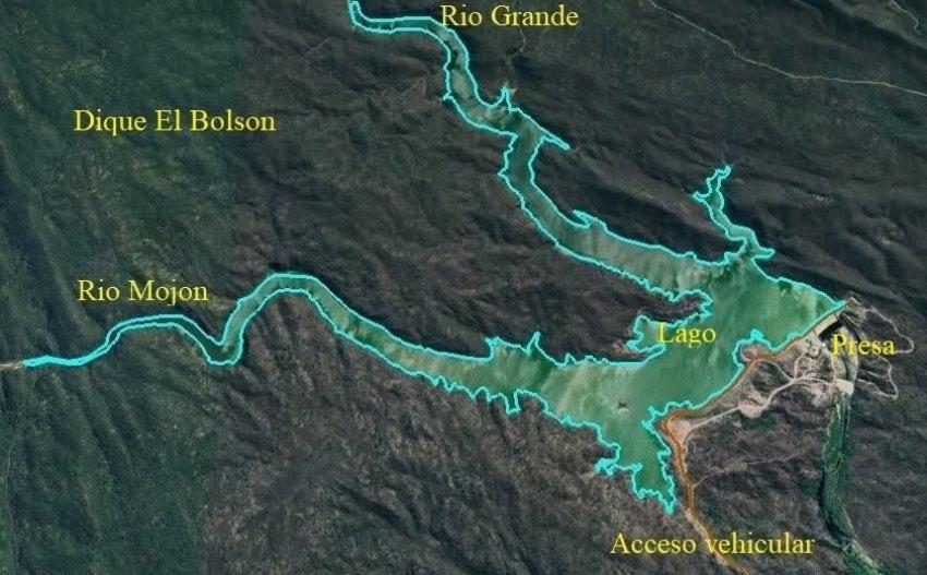 Vista satelital del cuerpo de agua del Dique El Bolsón y sus ríos e infraestructuras colindantes
