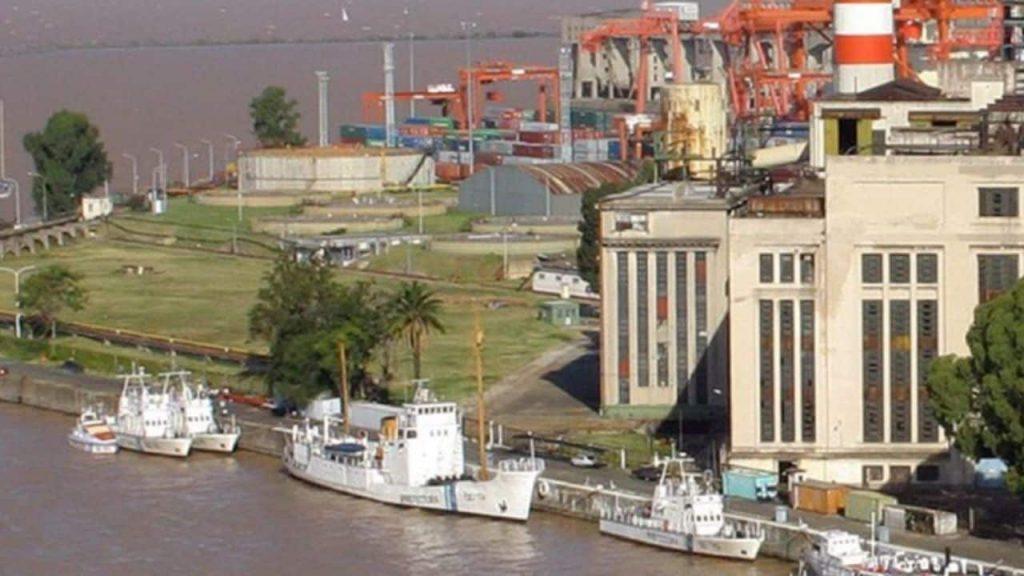 Central Puerto al margen del Río de la Plata, donde se observan seis barcos