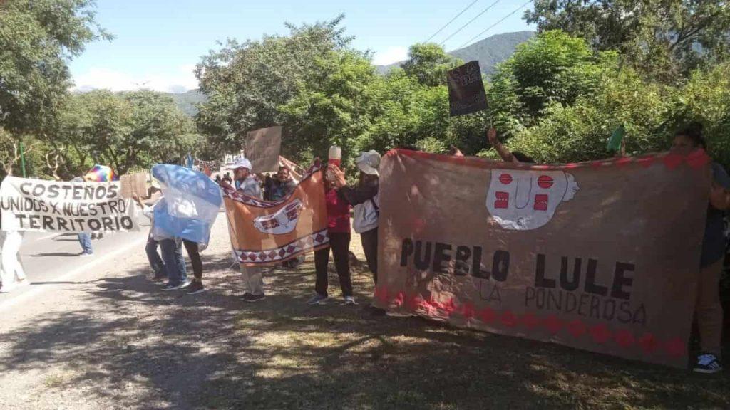 Integrantes de comunidades originarias y vecinos se manifiestan con pancartas de los pueblos Lule y Costeños en defensa de su territorio