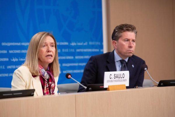 Fotografía en una conferencia de prensa en las Naciones Unidas. En el panel principal, la secretaria general de la OMM, Celeste Saulo, habla frente a un micrófono vistiendo un blazer claro y un pañuelo de colores. Frente a ella se encuentra el cartel de identificación "C. SAULO". A su lado está sentado Tom Fletcher, secretario general adjunto de Asuntos Humanitarios y coordinador de Ayuda de Emergencia, vistiendo traje oscuro y corbata. De fondo se aprecia el panel azul oficial de la ONU con texto en varios idiomas