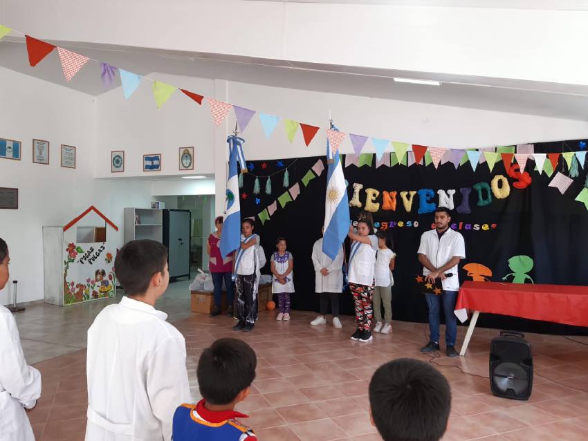 Alumnos de la escuela primaria 291 de Aguada Toledo en un acto.