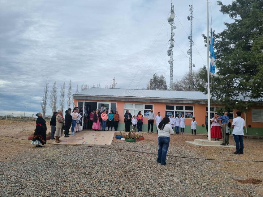 Fachada de la escuela pública y rural está ubicada en Loma La Lata–Sierra Barrosa, provincia de Neuquén. Crédito: escuela primaria 291 de Aguada Toledo