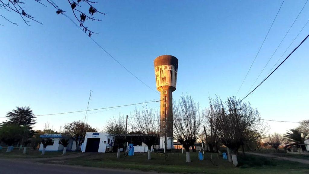 Tanque de agua elevado en la localidad de French, partido de Nueve de Julio, provincia de Buenos Aires