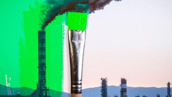 Imagen conceptual del greenwashing que combina una chimenea industrial con humo y una pincelada verde que representa el greenwashing