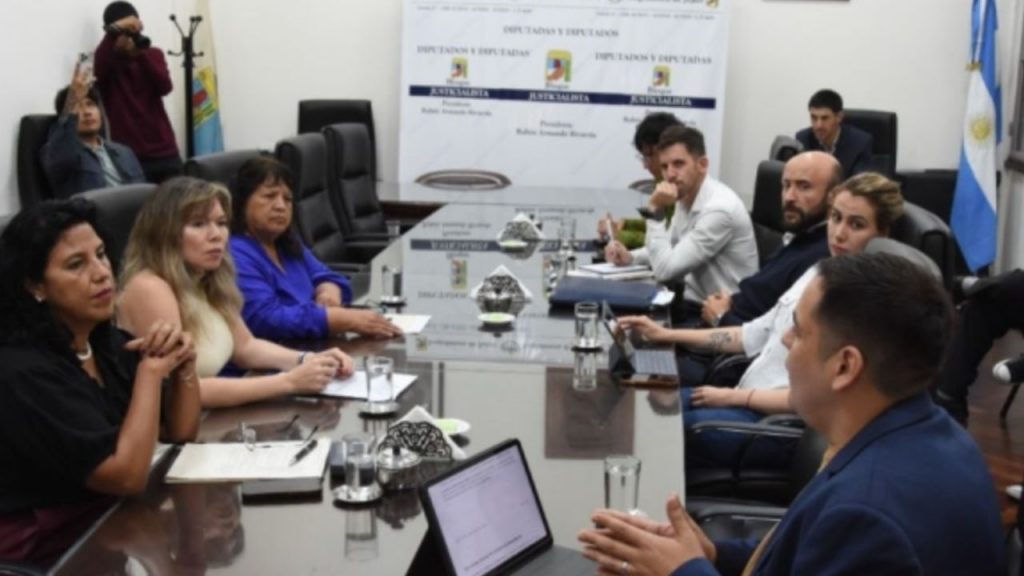 un grupo de legisladores de Jujuy reunidos debatiendo el proyecto de contaminación acústica