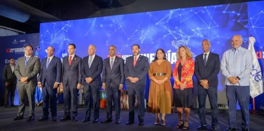 Un grupo de persona paradas en un escenario durante la la XI Semana de la Energía.