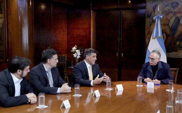 Directivos de La Serenísima sentados junto al ministro de Salud, Mario Lugones.