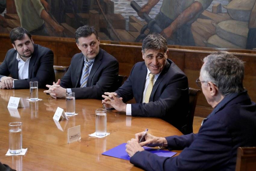 Directivos de La Serenísima sentados junto al ministro de Salud, Mario Lugones. Crédito: Prensa Salud