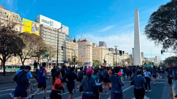 maratonistas corren por la 9 de julio en Buenos Aires con el Obelisco de fondo