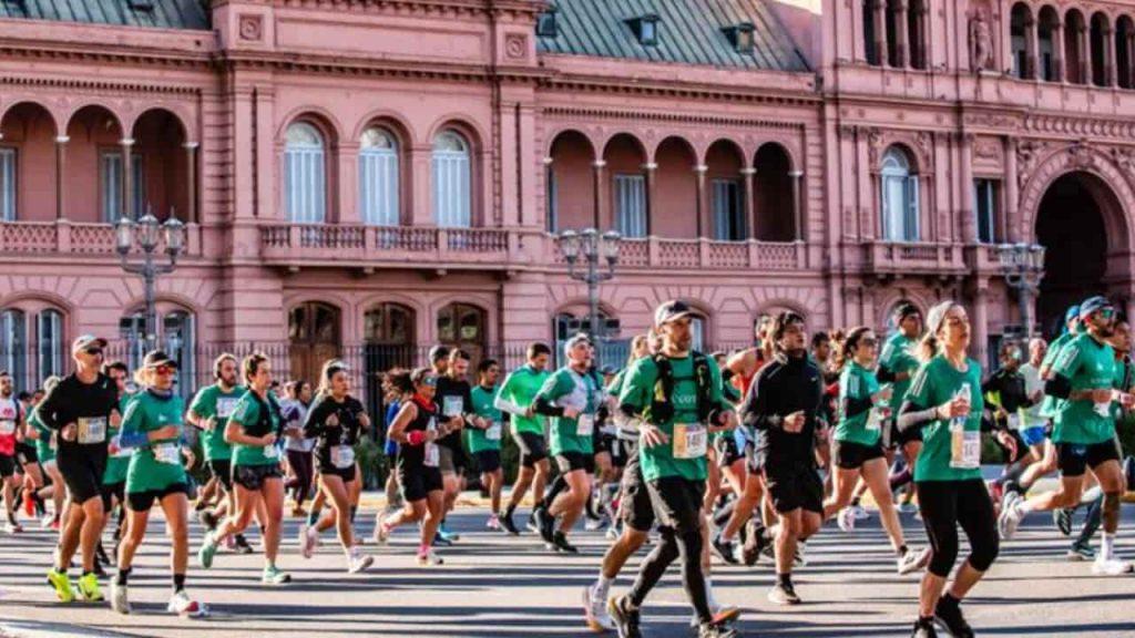 decenas de maratonistas corren con la Casa Rosada de fondo en Buenos Aires