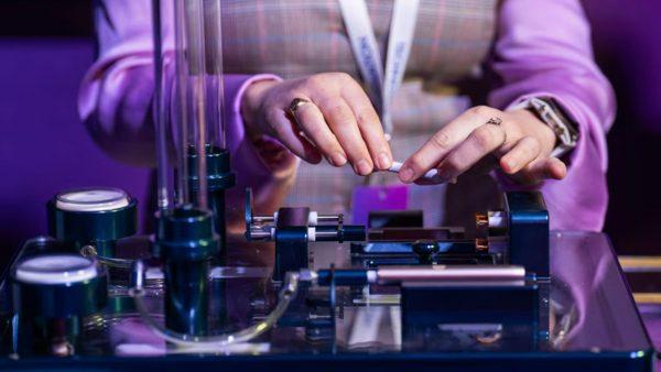 dos manos manipulando un cigarrillo y haciendo un experimento nuevo