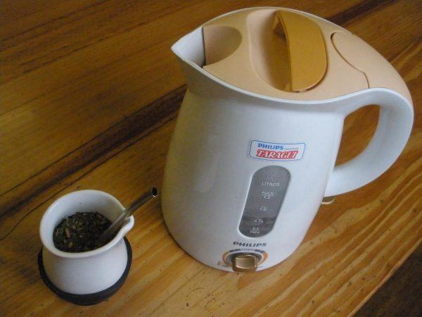 Una pava eléctrica con un mate de costado