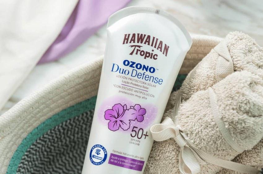 Envase de Hawaiian Tropic sobre una toalla