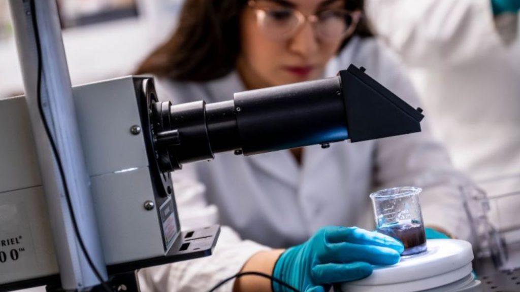 Un estudio detectó que los químicos eternos están presentes en la sangre y exponen el costo de la contaminación Un estudio detectó que los químicos eternos están presentes en la sangre y exponen el costo de la contaminación