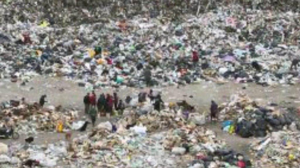 Basural a cielo abierto en San Pedro, con personas entre grandes acumulaciones de residuos y desechos dispersos por el terreno